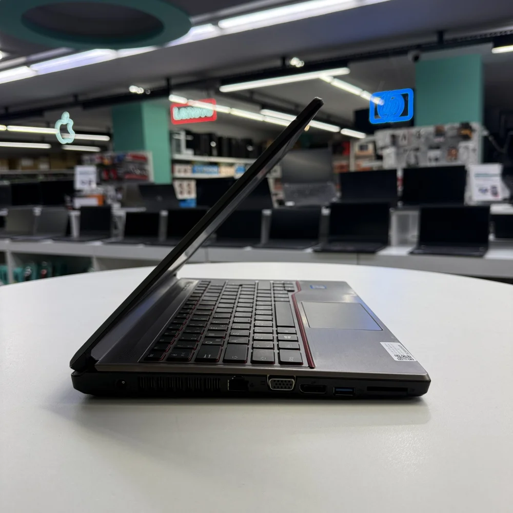 Fujitsu Notebook LifeBook E736 intel i5 6300U 8Gb 180Gb Ssd Dvd-Rw 13.3 Hd (B Laptop) 2.EL 3Ay Gara