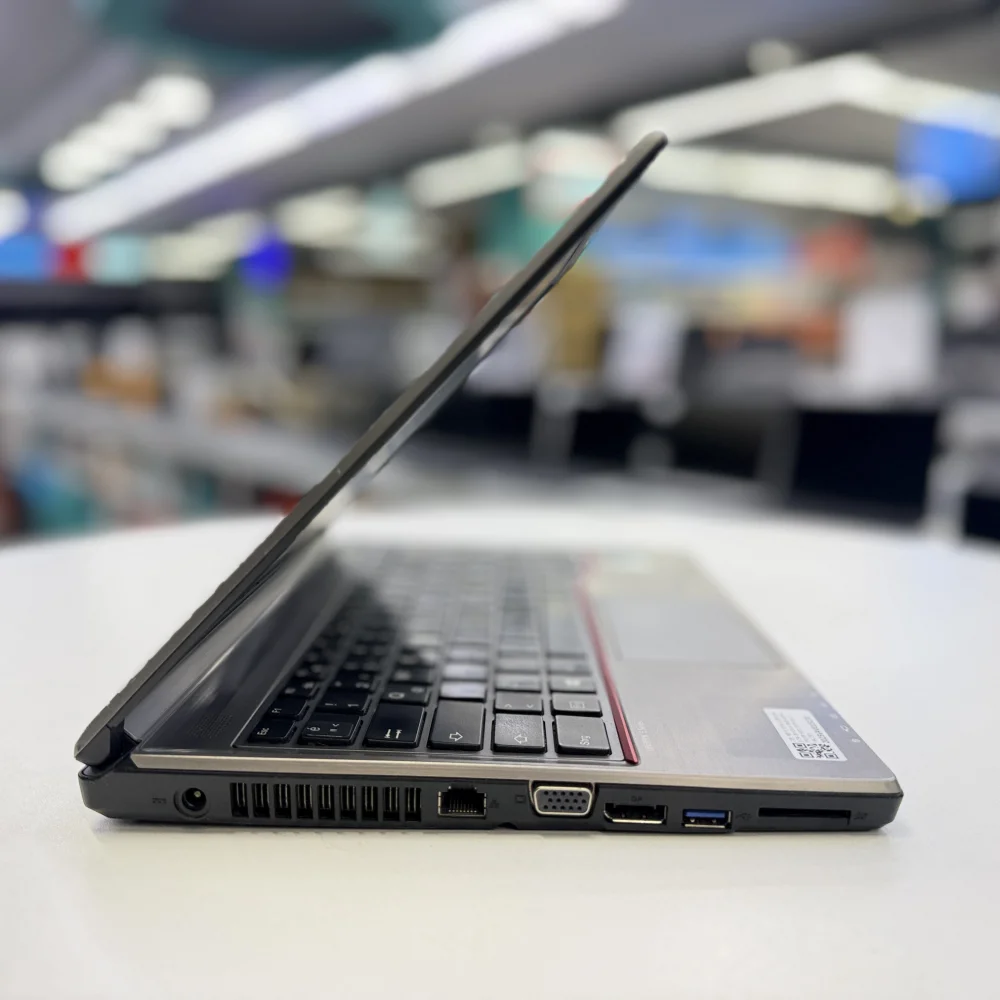Fujitsu Notebook Siemens LifeBook E736 intel i5 6300U 8Gb 256Gb Ssd 13.3Hd (C Laptop) 2.EL 3Ay Gara