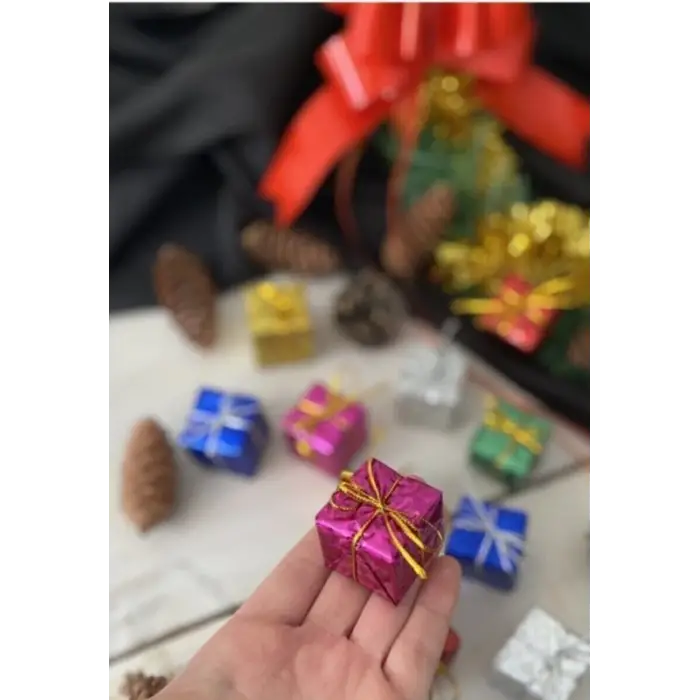 12 Adet Hediye Paketi  Renkli Noel  Yılbaşı Çam Ağacı Süsü 3 cm