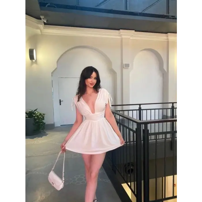 iegiyim™ Kadın Derin V Yaka Etek Görünümlü Şortlu Elbise Drapeli Mini Yazlık - Beyaz