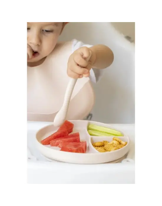 Krem Rengi 3’lü Silikon Yemek Seti – Önlük + Diş Kaşıyıcılı Kaşık + Vakumlu Tabak