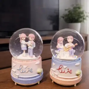 Orta Boy Mutlu Romantik Çiftler Kar Küresi