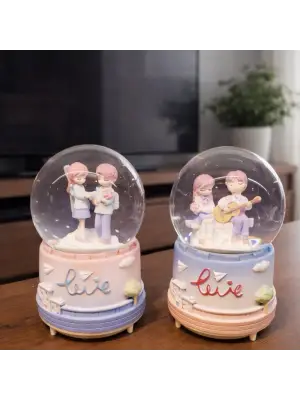 Orta Boy Mutlu Romantik Çiftler Kar Küresi