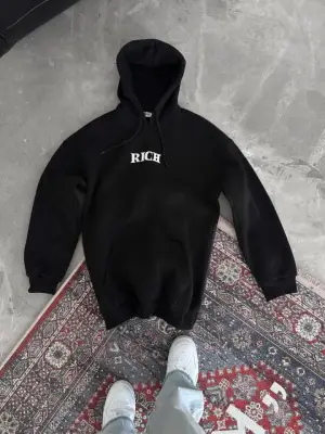 Uzun Kol Kapşonlu Göğüs Baskılı SweatShirt - Siyah
