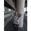 Uzun Kol Kapşonlu Göğüs Baskılı SweatShirt - Gri