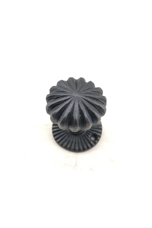 Antika Tarz Dekoratif Pirinç Açarlı Kapı Babası - 50mm, Oksit