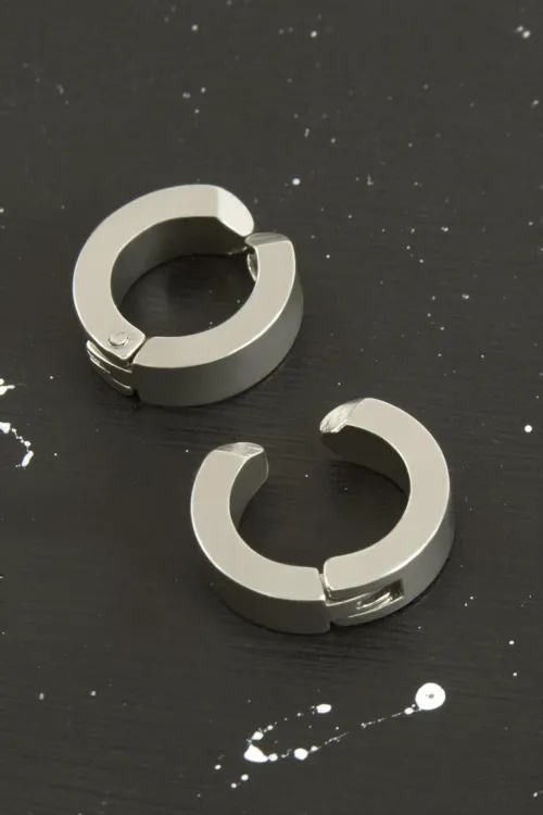 Gümüş Renkli Kıstırmalı Erkek Çelik Küpe 1,5 cm