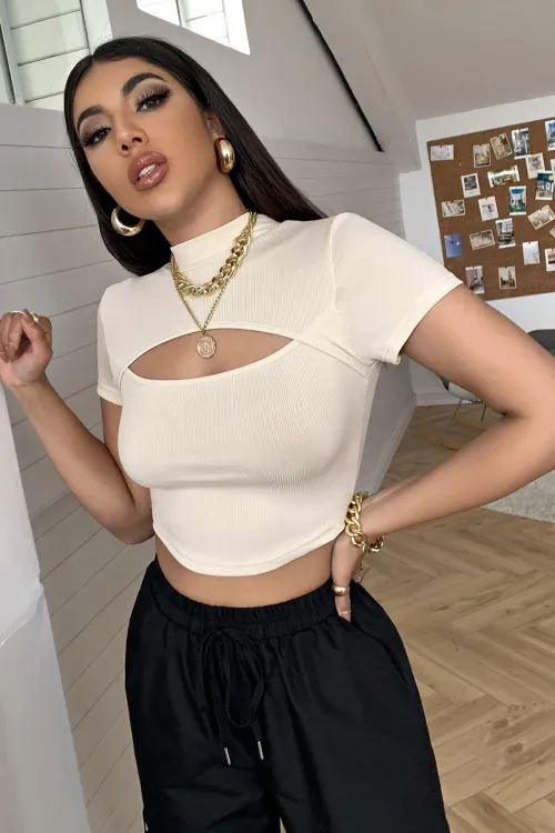 ieg™ Kadın Ekru Göğüs Dekolteli Yarım Kollu Cut Out Crop Top Bluz