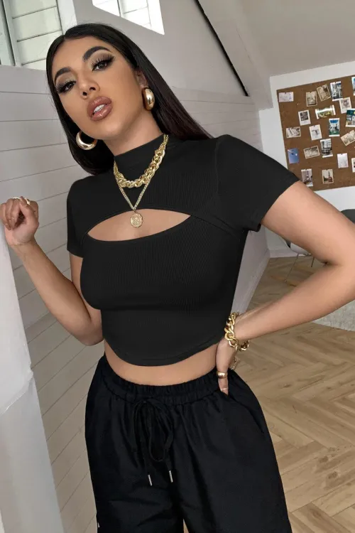 ieg™ Kadın Siyah Göğüs Dekolteli Yarım Kollu Cut Out Crop Top Bluz
