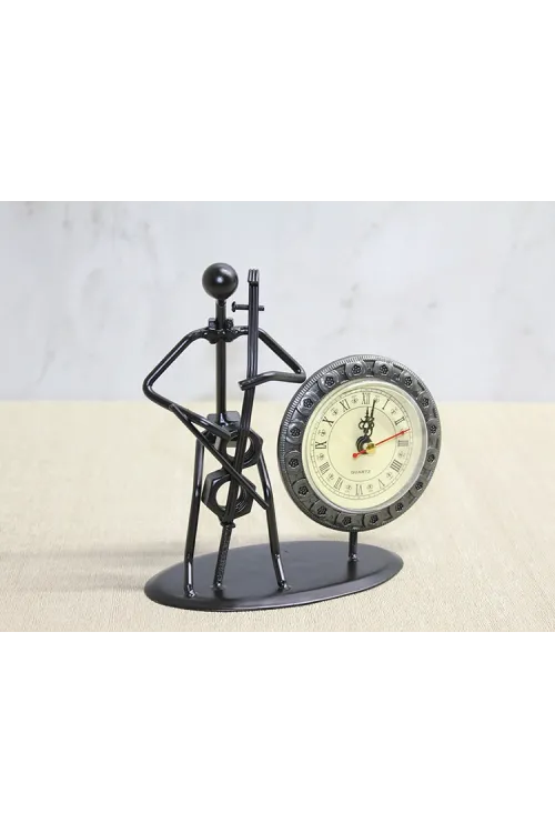 Metal Saatli Keman Çalan Müzisyen