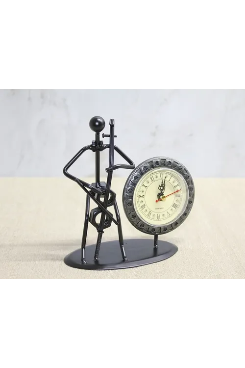 Metal Saatli Keman Çalan Müzisyen IEG4333