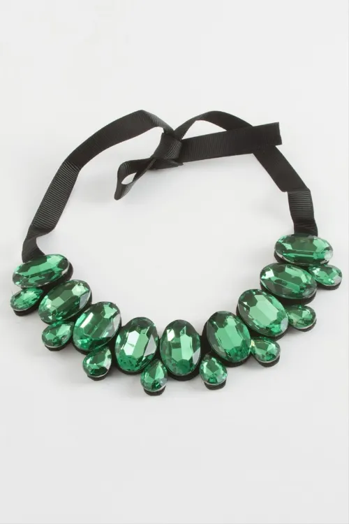 Oval Taşlı Yaka Kolye