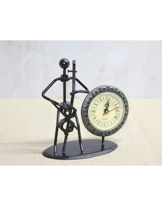 Metal Saatli Keman Çalan Müzisyen Alk4333
