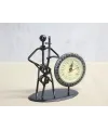 Metal Saatli Keman Çalan Müzisyen