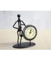 Metal Saatli Saksafon Çalan Müzisyen