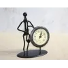 Metal Saatli Saksafon Çalan Müzisyen