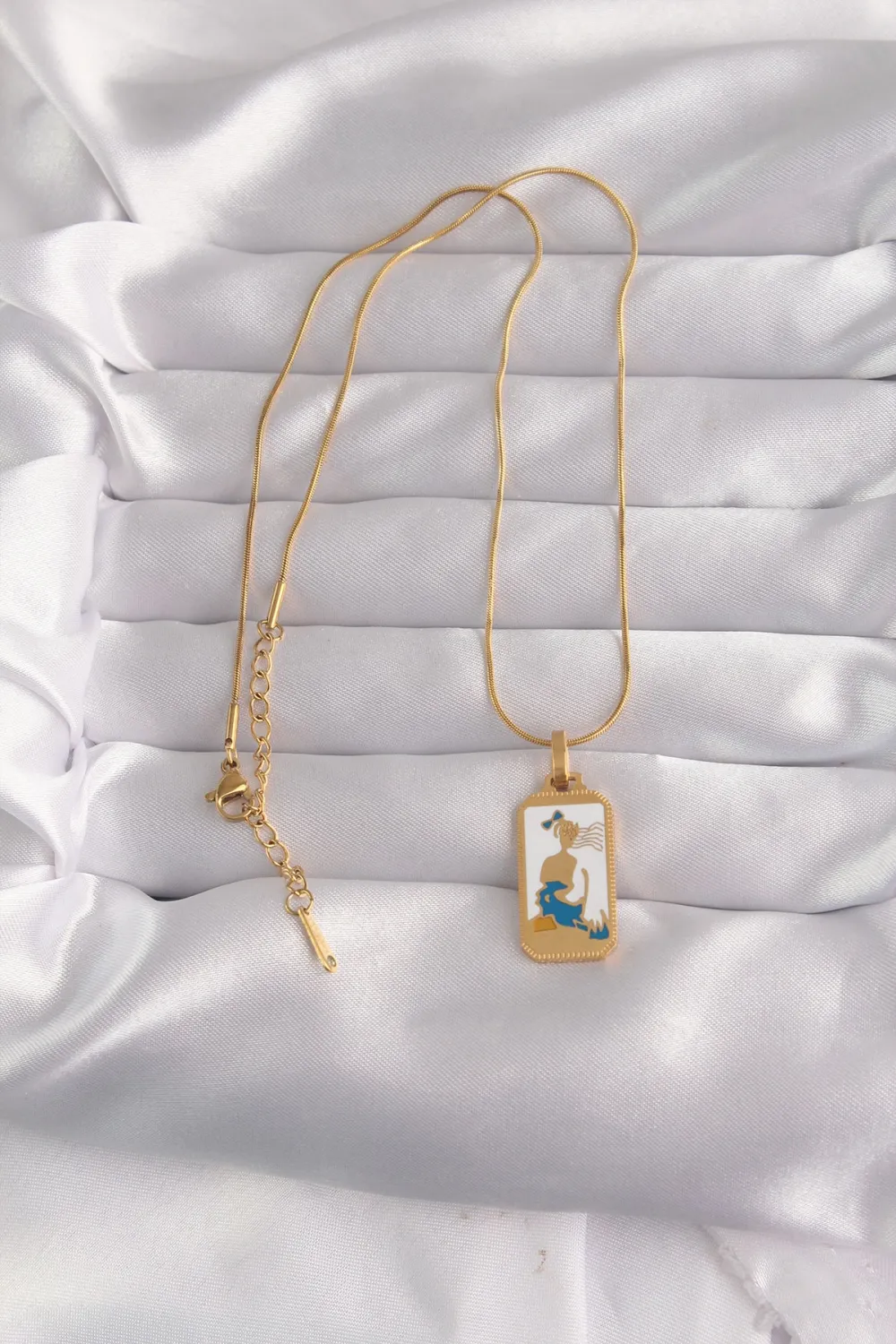 ietaks™ 316L Çelik Gold Renk Beyaz Mineli Kız Figür Tarot Kolye