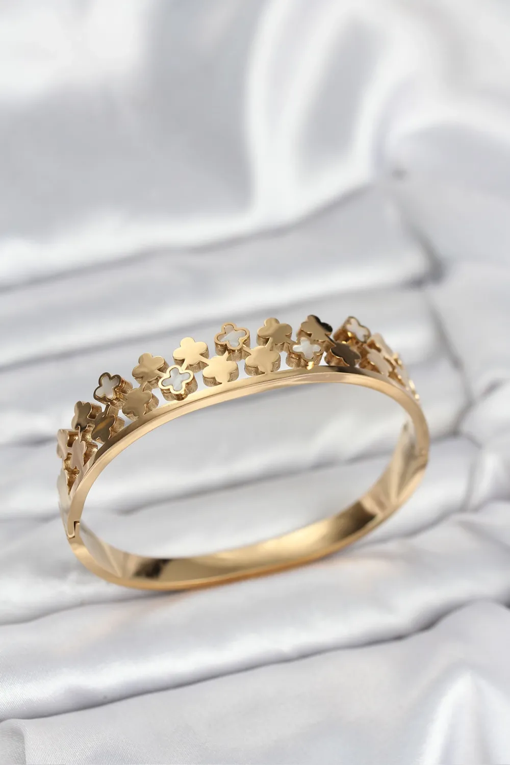 ietaks™ 316L Çelik Gold Renk Minimal Yoncalı Kadın Kelepçe Bileklik