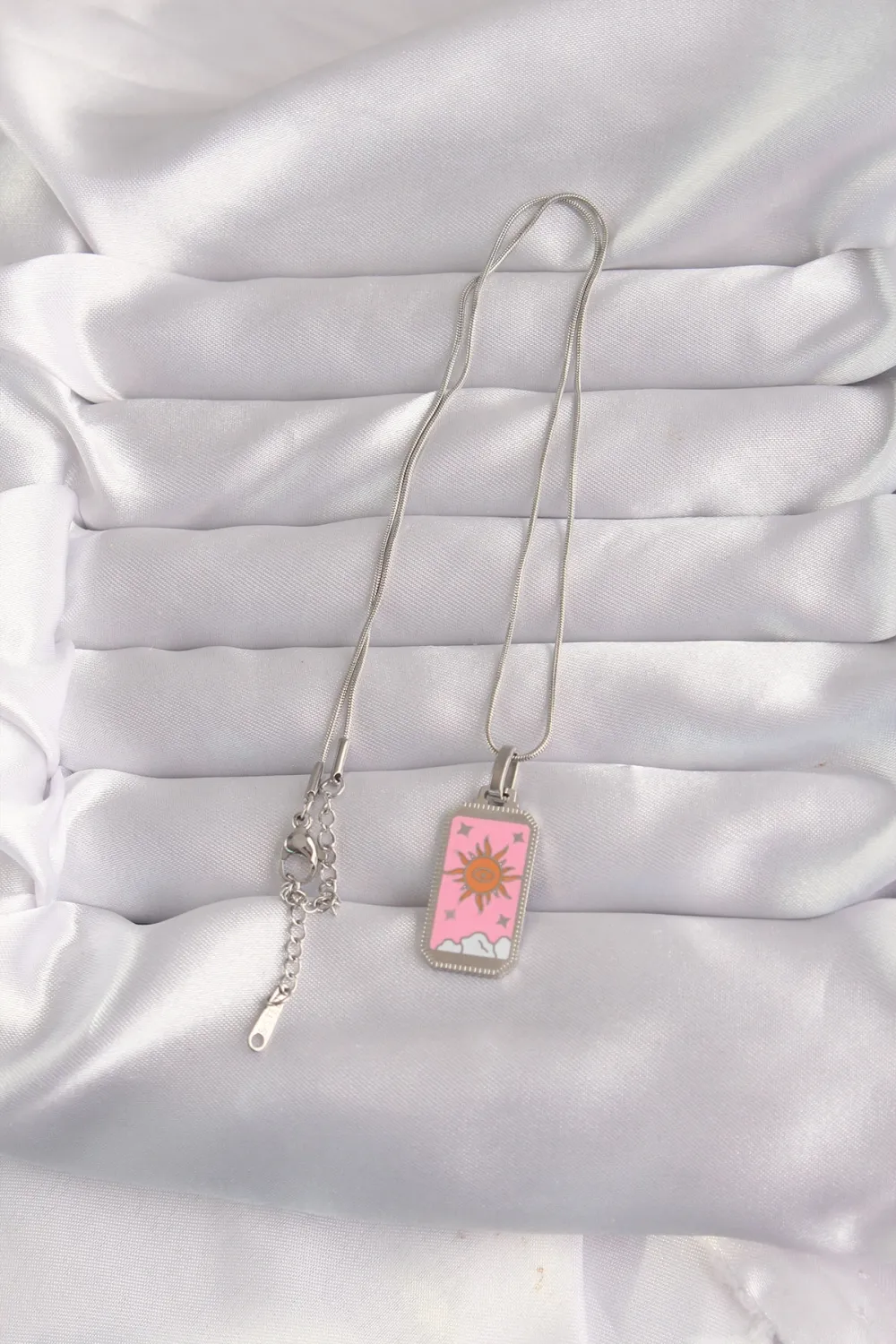 ietaks™ 316L Çelik Gümüş Renk Pembe Mineli Güneş Model Tarot Kolye