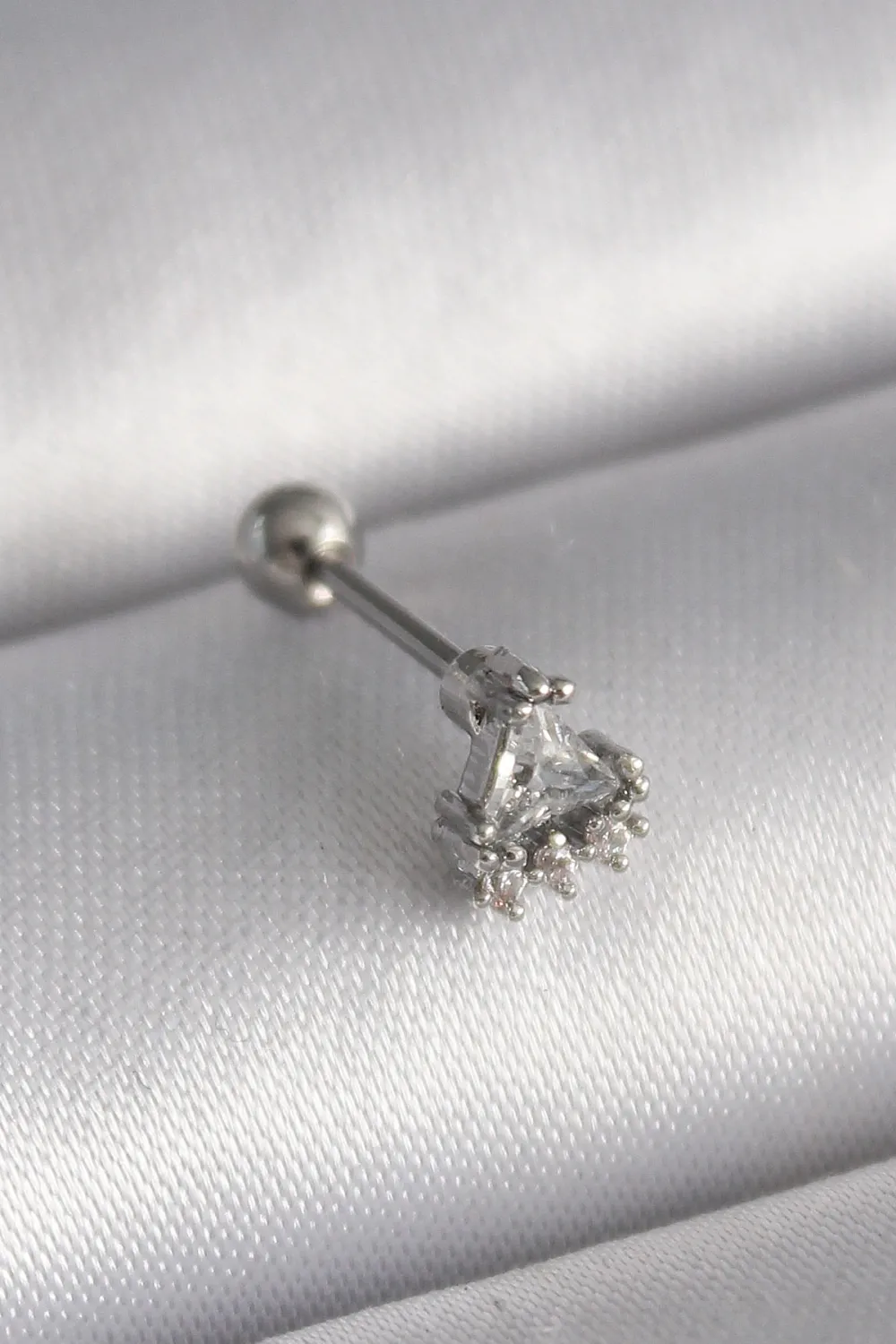 ietaks™ 316L Çelik Gümüş Renk Üçgen Zirkon Taşlı Tragus Piercing