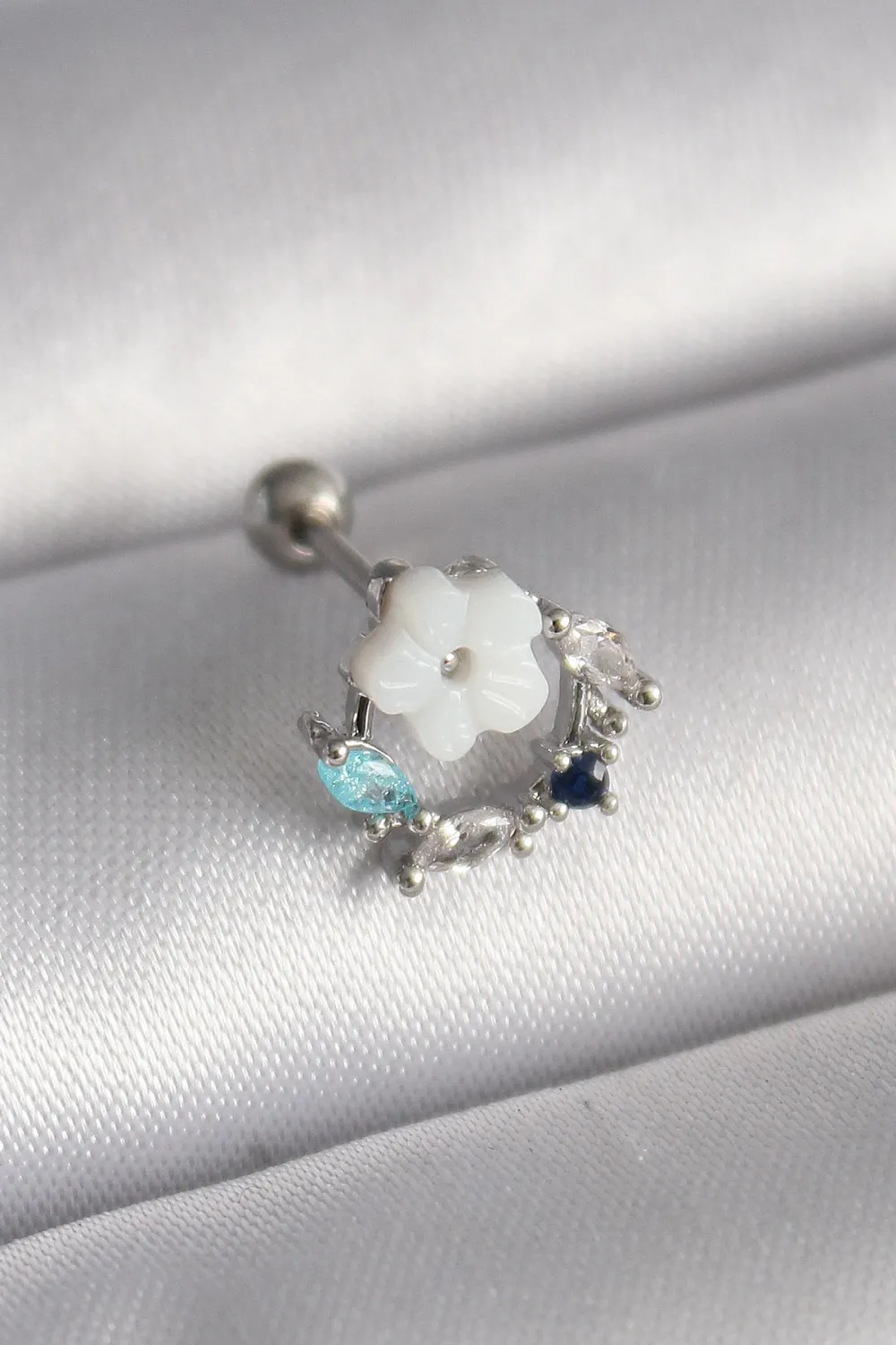 ietaks™ 316L Çelik Gümüş Renk Zirkon Taş Detay Beyaz Çiçek Model Tragus Piercing