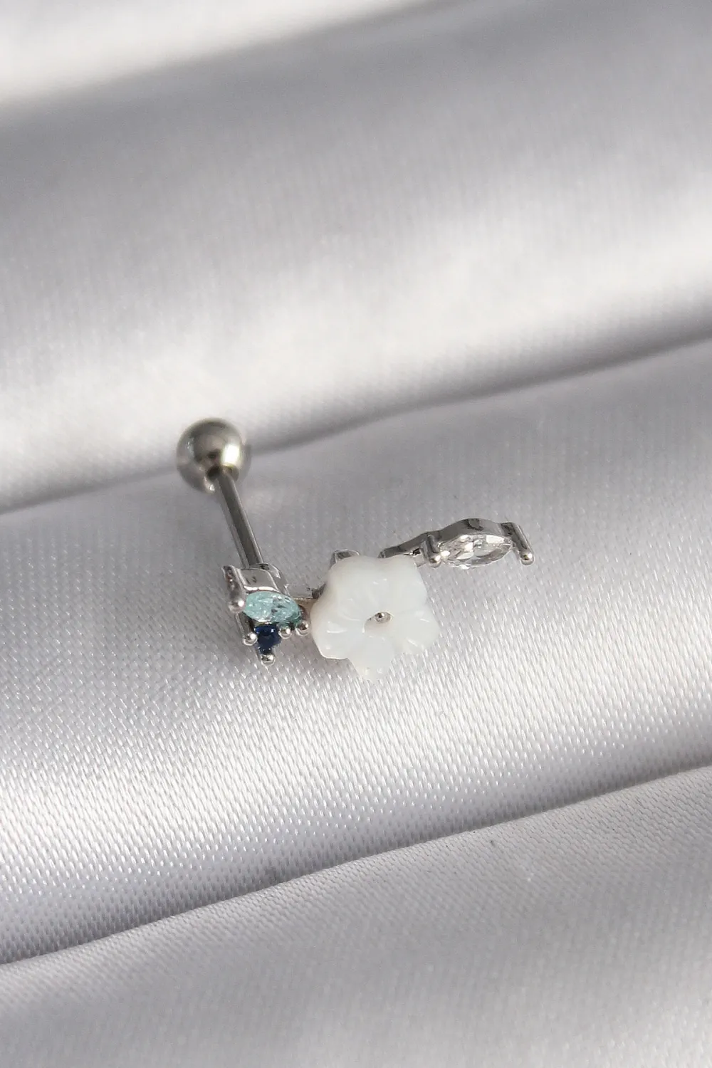 ietaks™ 316L Çelik Gümüş Renk Zirkon Taş Detay Beyaz Çiçek Model Tragus Piercing