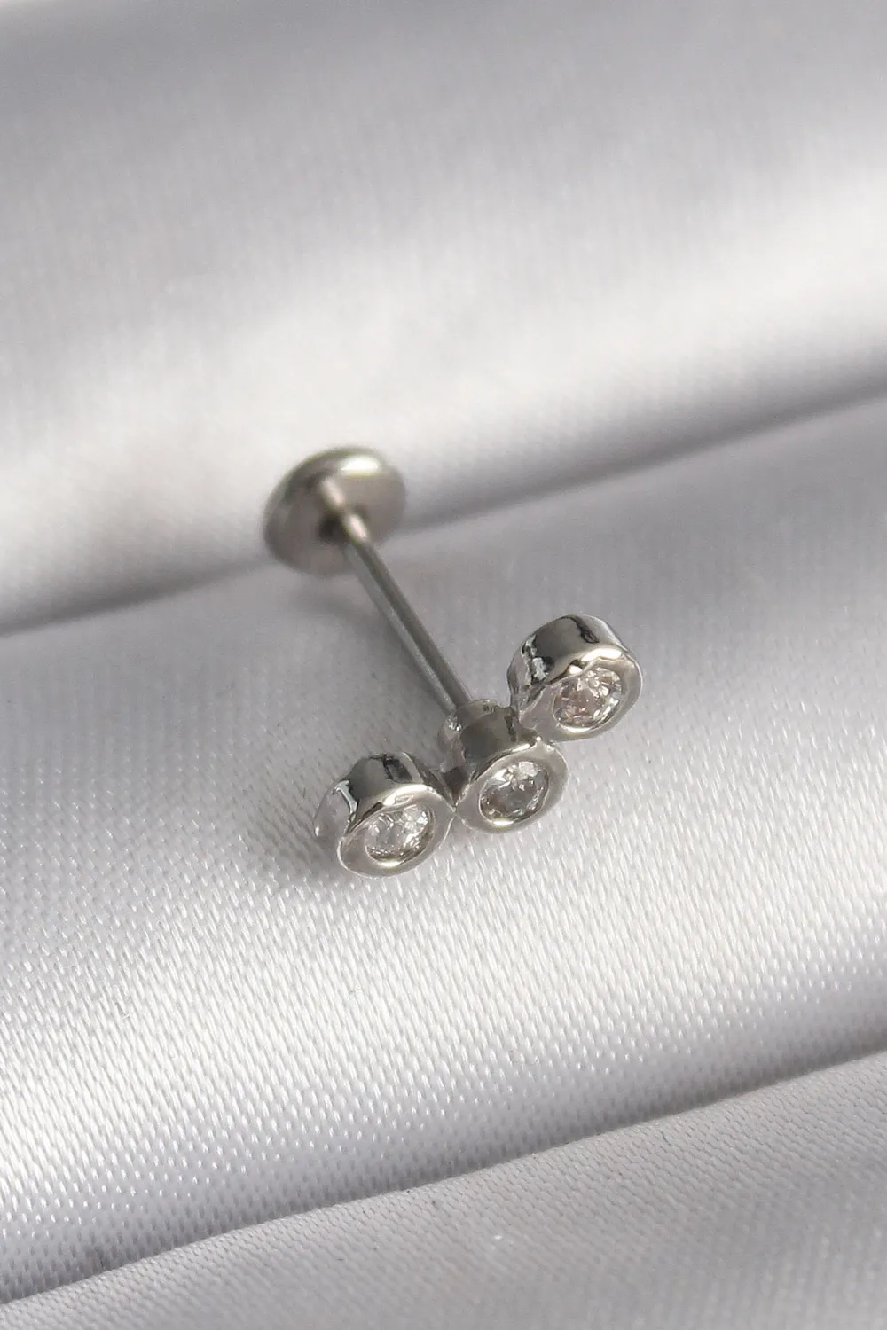 ietaks™ 316L Çelik Gümüş Renk Zirkon Taşlı Tragus Piercing