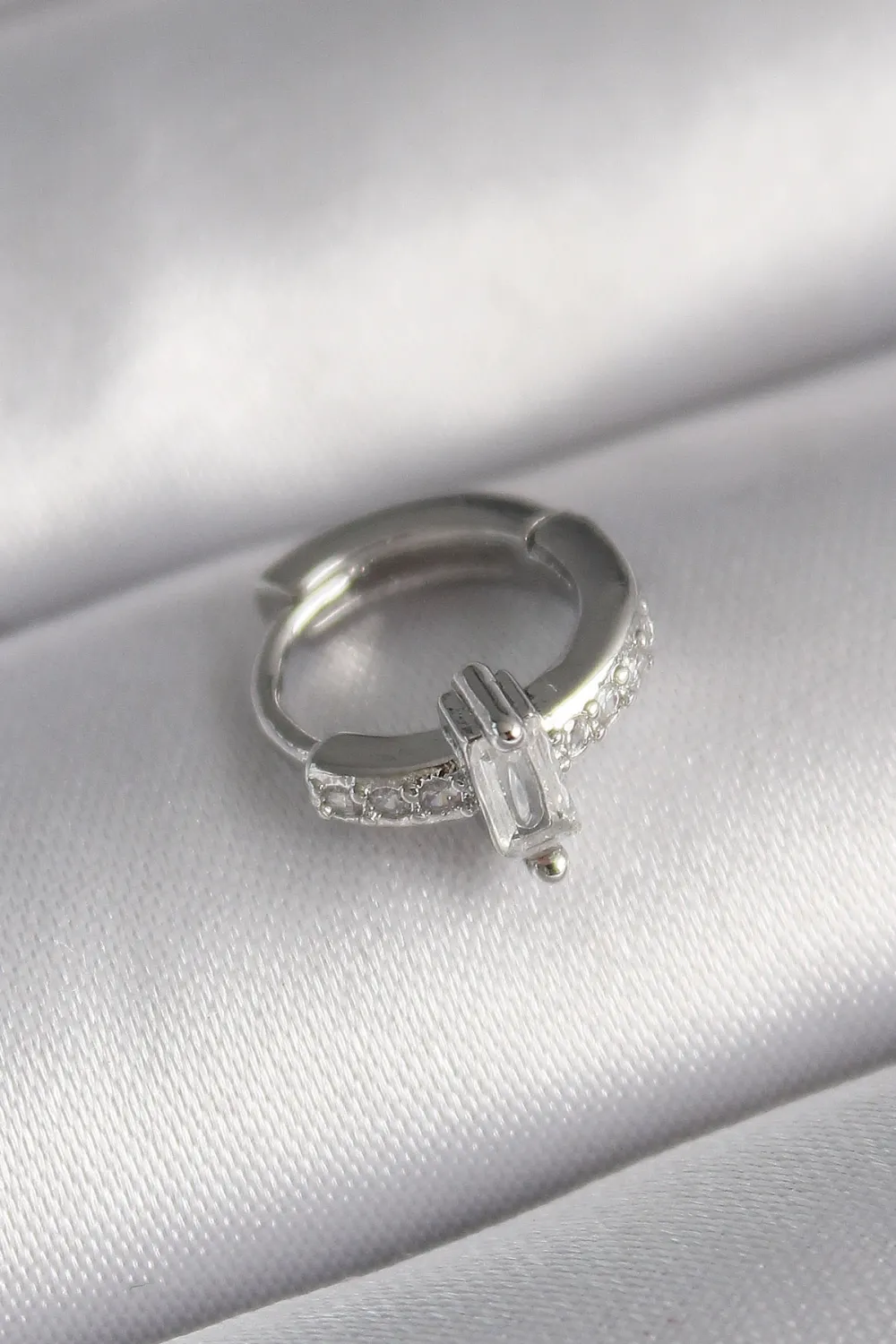 ietaks™ 316L Çelik Gümüş Renk Zirkon Taşlı Tragus Piercing