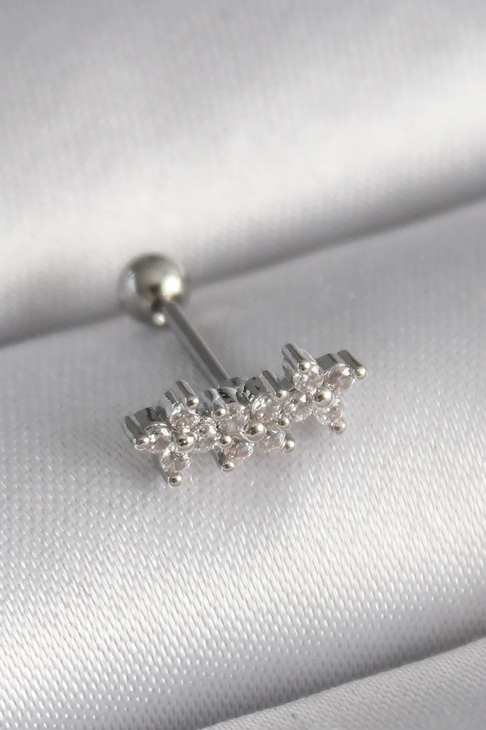 ietaks™ 316L Çelik Gümüş Renk Zirkon Taşlı Yonca Tragus Piercing