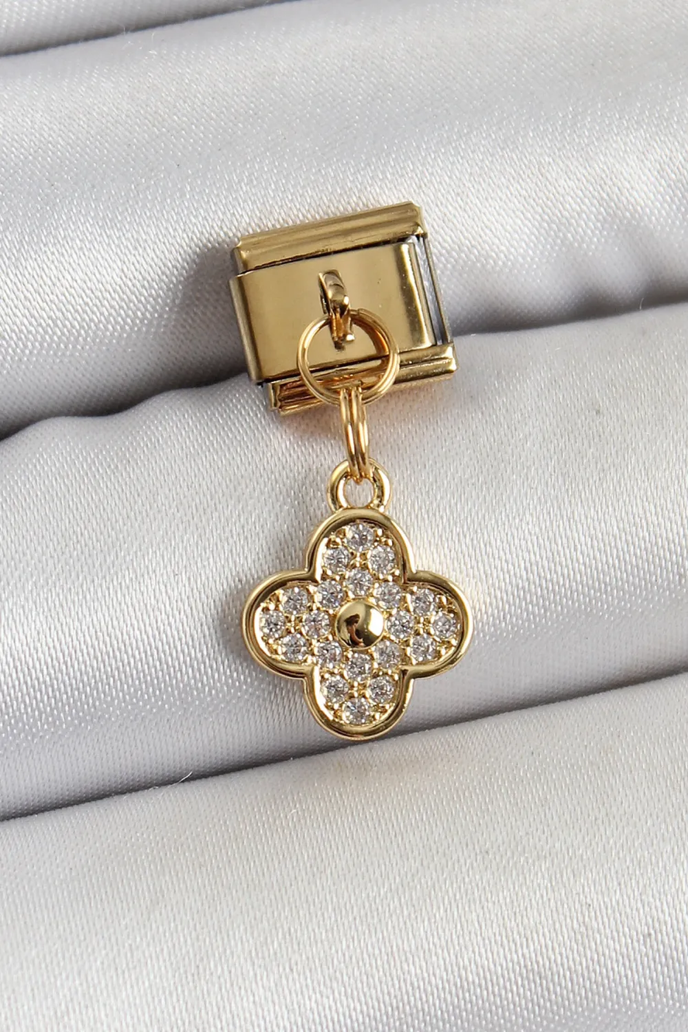 ietaks™ 316L Çelik Sallantılı Zirkon Taşlı Yonca Model Gold Renk Nomination Charm