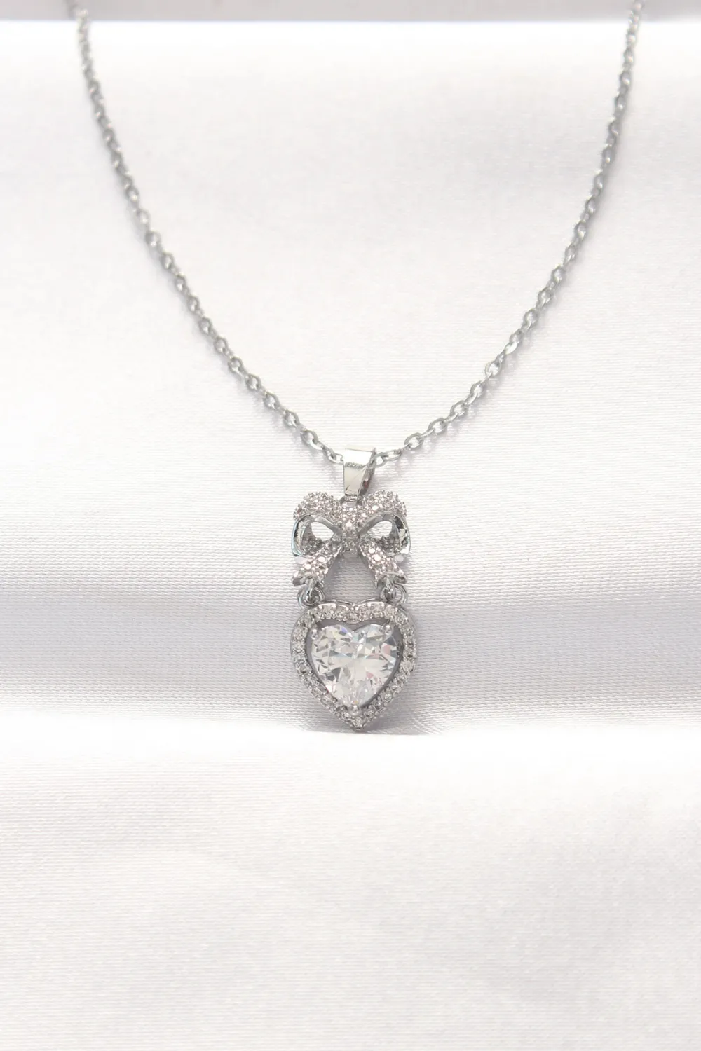 ietaks™ 316L Çelik Silver Renk Zirkon Taşlı Kalpli Fiyonk Kolye