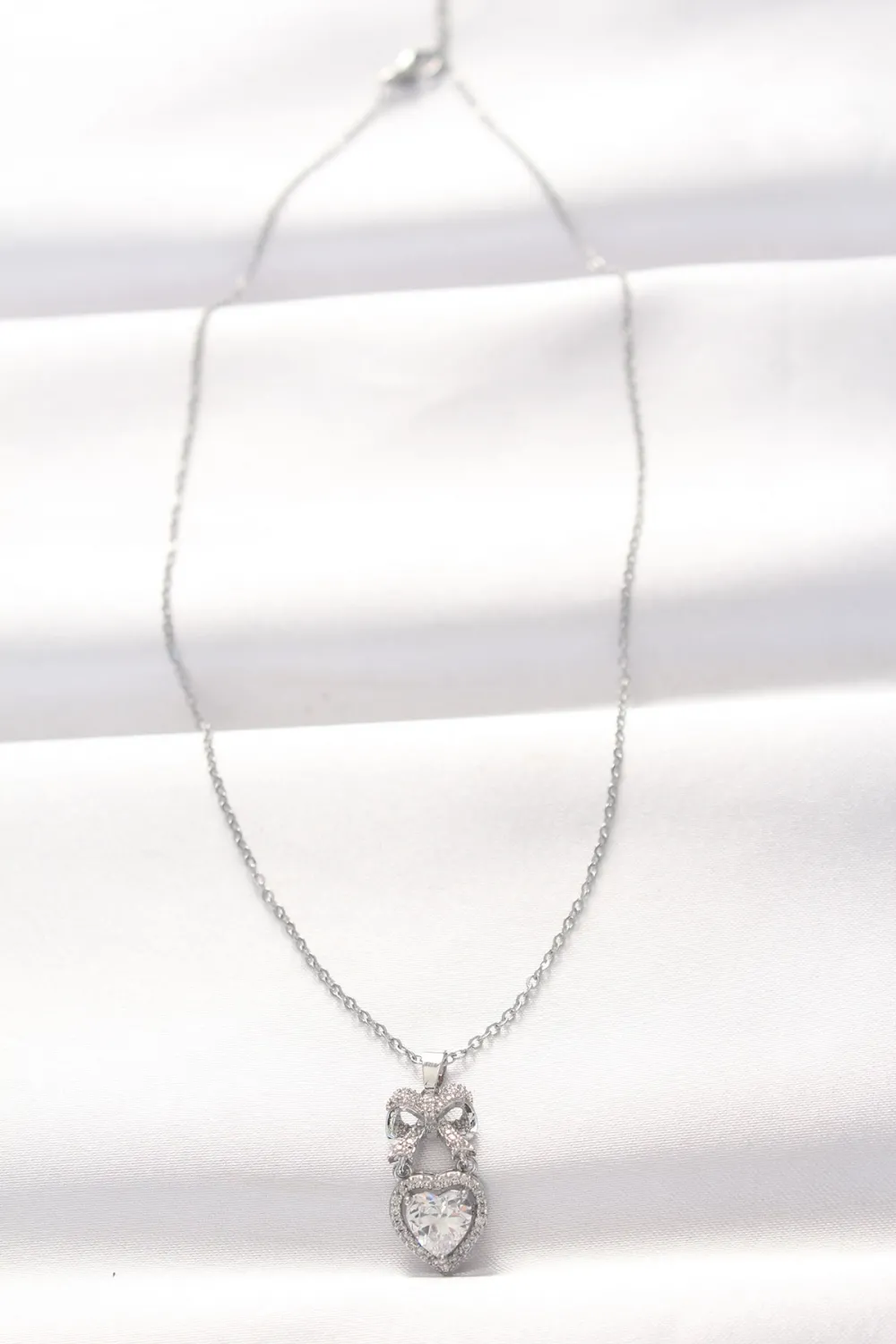 ietaks™ 316L Çelik Silver Renk Zirkon Taşlı Kalpli Fiyonk Kolye