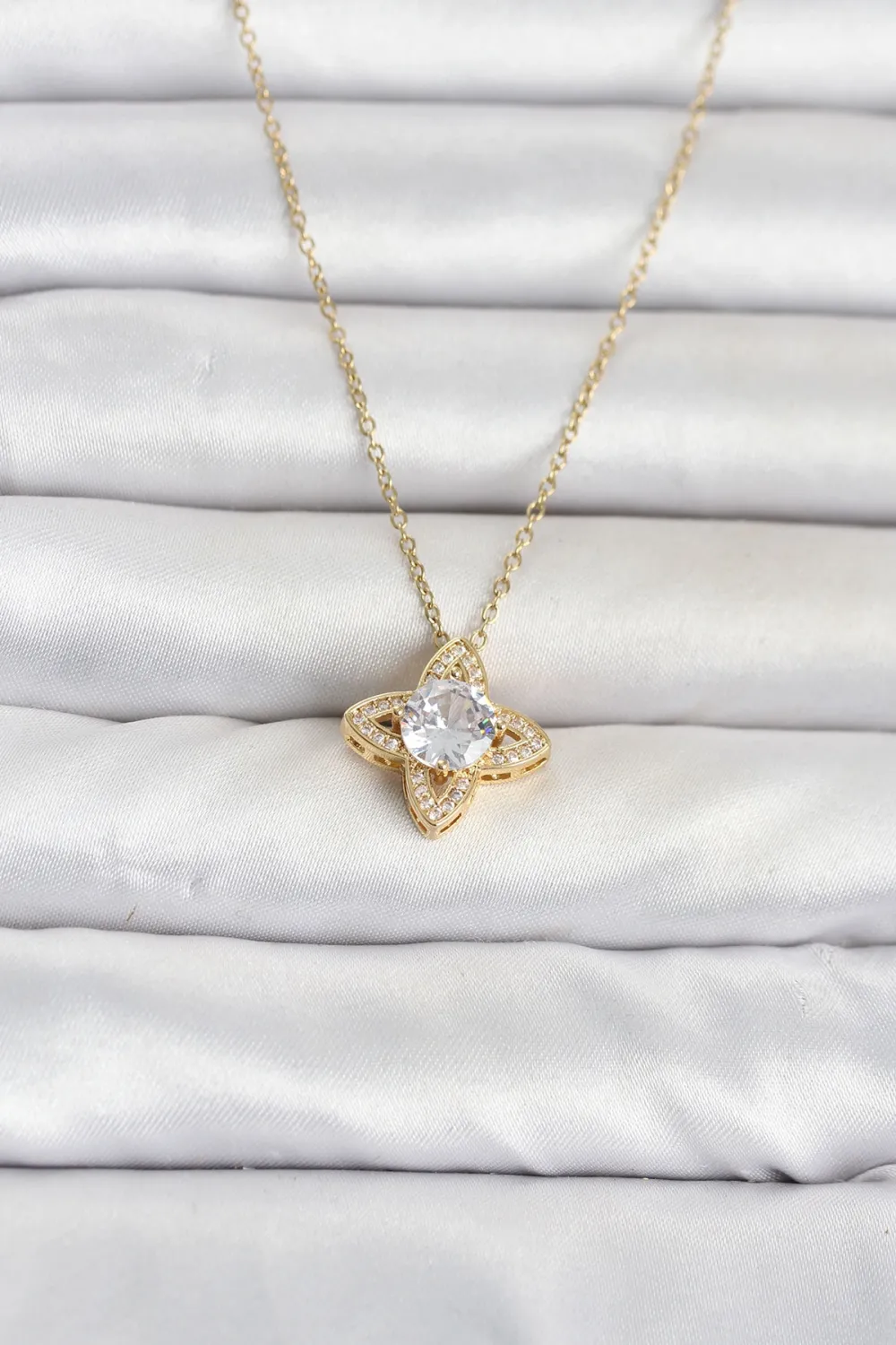 316L Çelik Zincir Gold Renk Yonca Model Kadın Kolye TJ-BKO11078