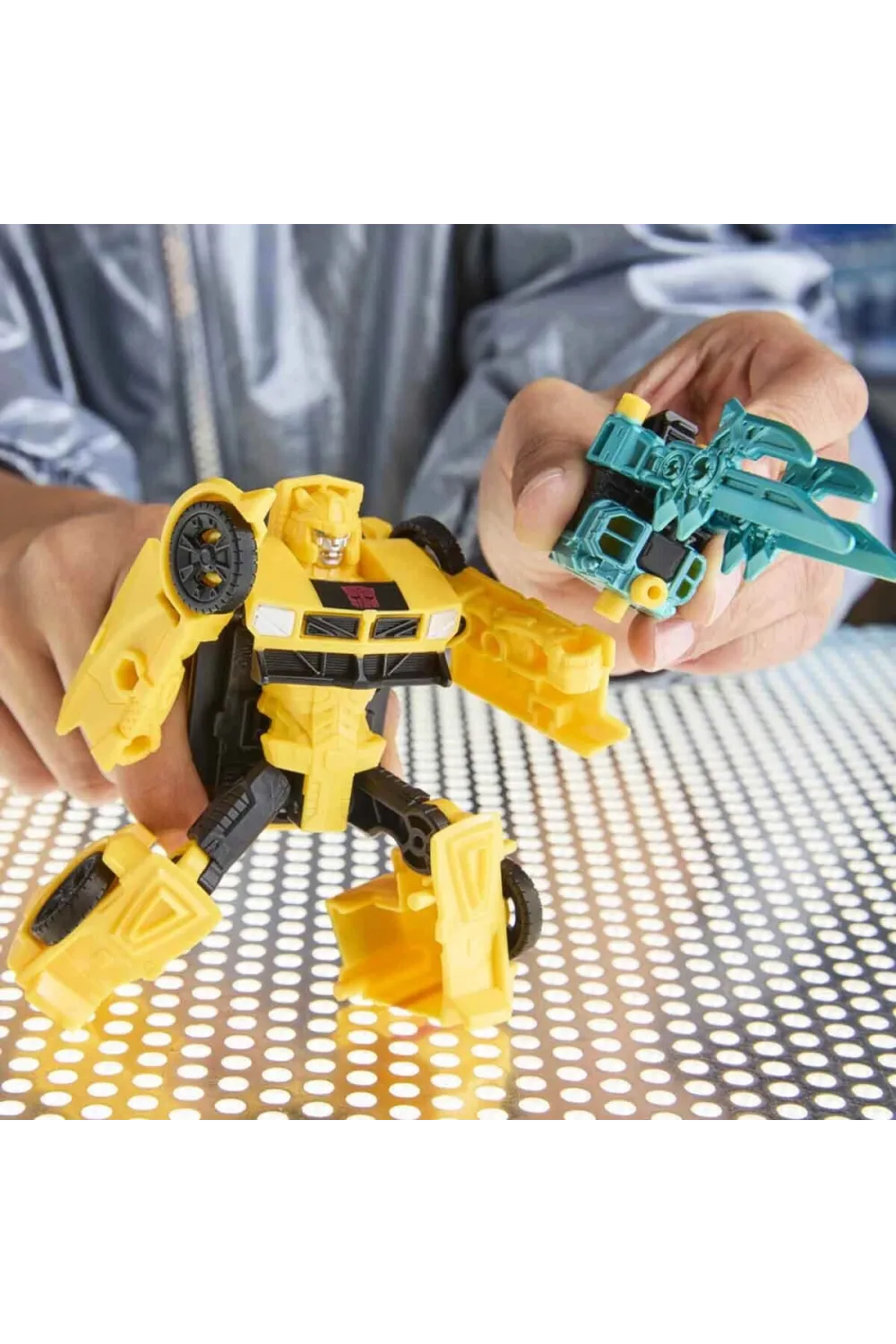 G0747 Transformers Cyberworld Zırhlı Siber Dönüşen Araba