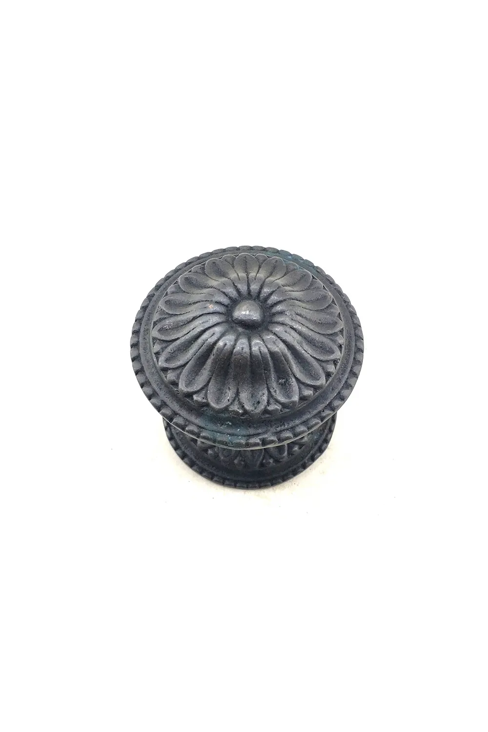 Antika Tarz Dekoratif Pirinç Papatya Kapı Babası - 73mm, Oksit