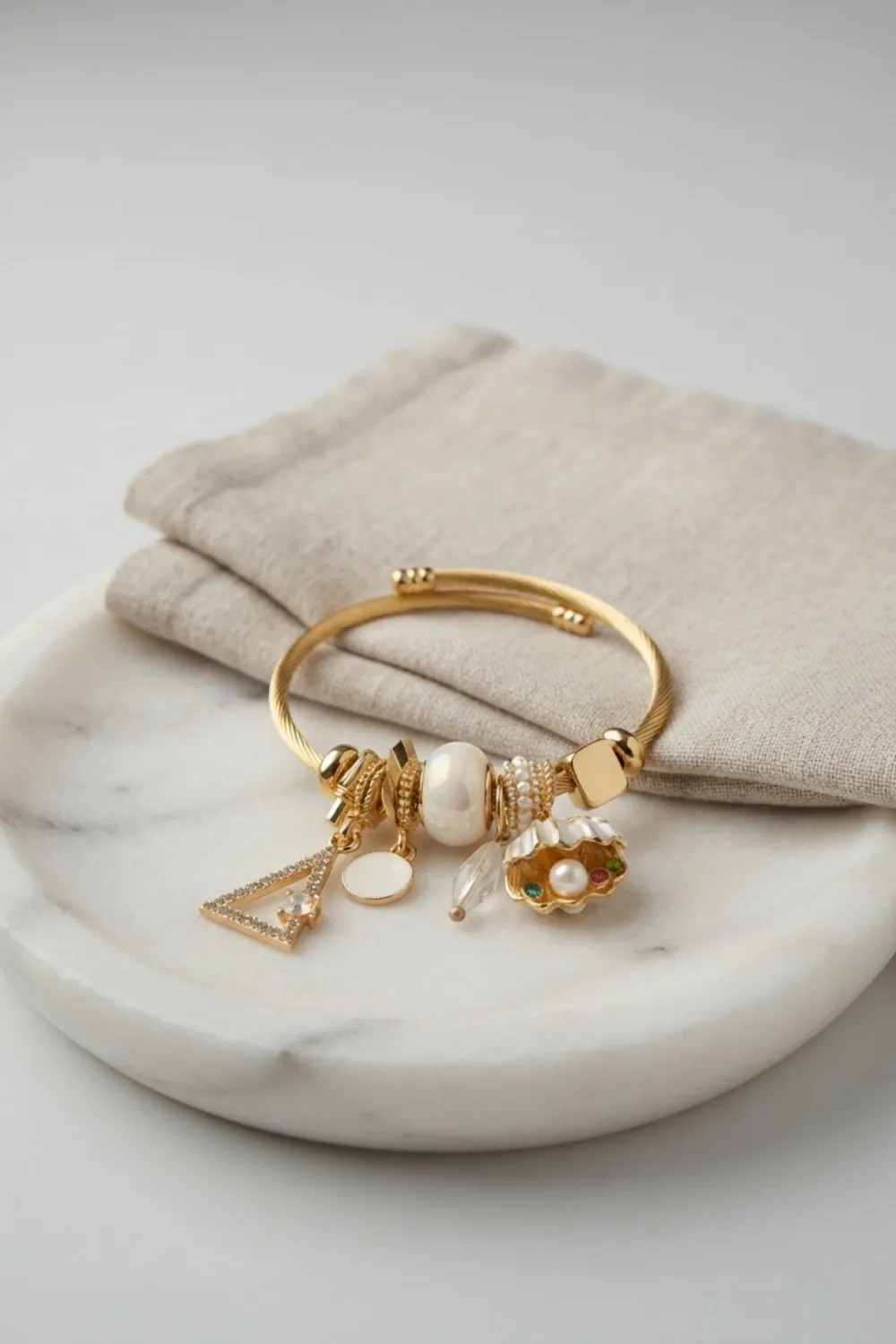 Beyaz Deniz Kabuğu Model Gold Renk Charmlı Bileklik