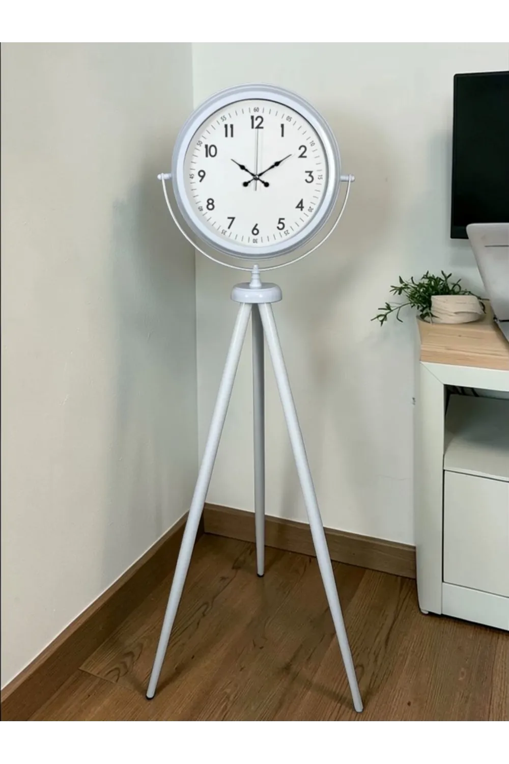 Elegance Beyaz Tripod Ayaklı Saat