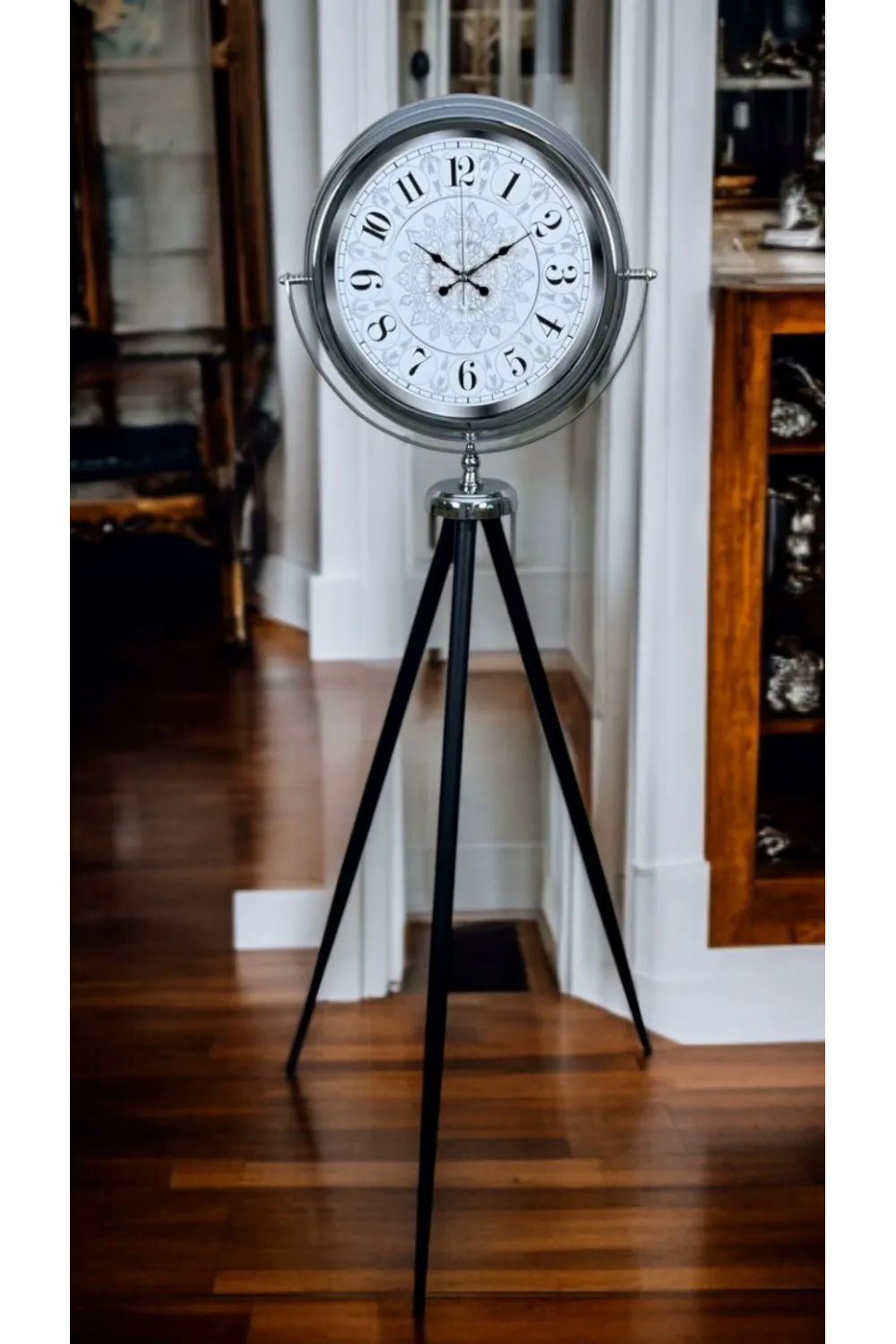 Elegance Desenli Tripod Ayaklı Saat