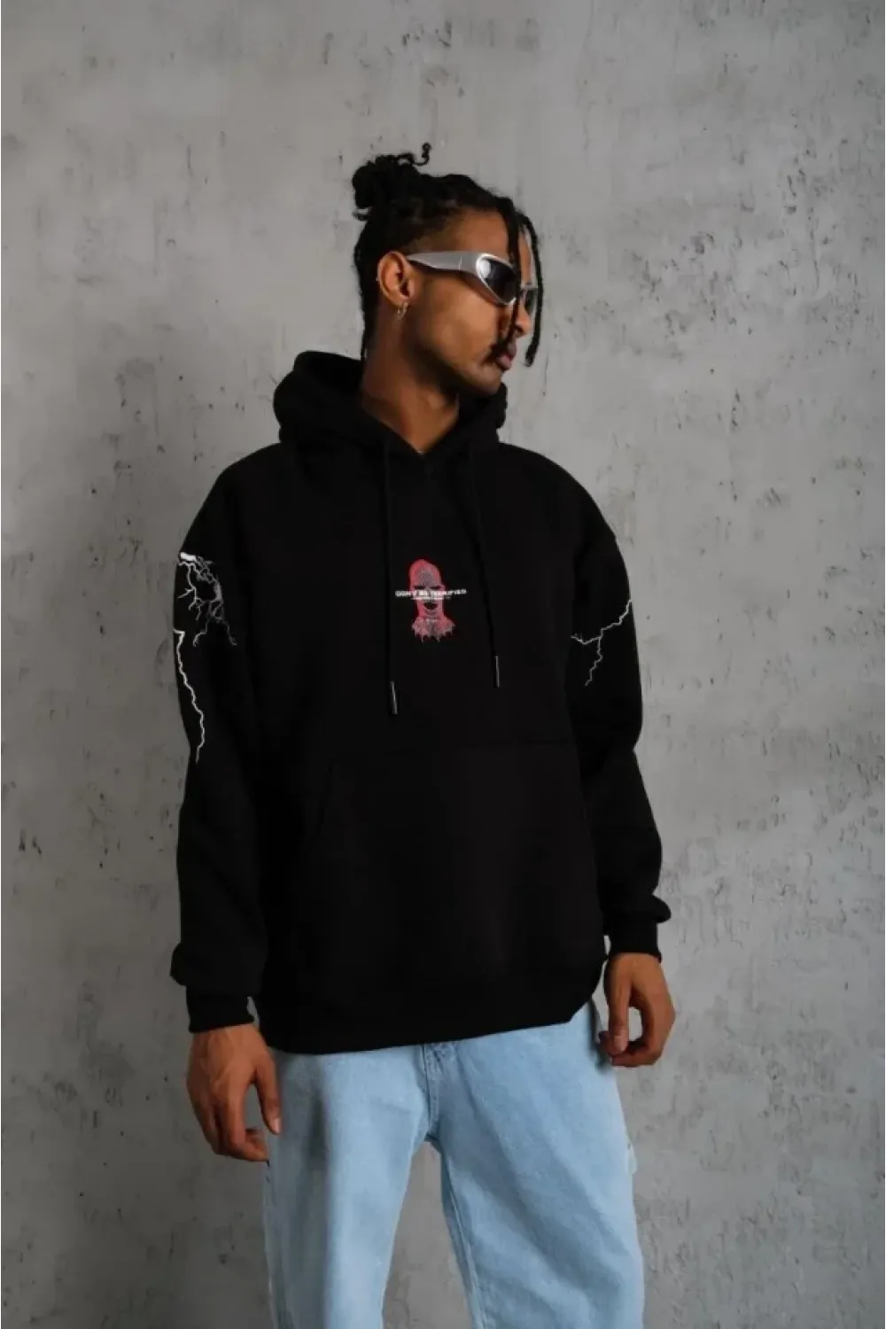 Erkek Oversize Üç İplik Kapüşonlu Sweatshirt – Siyah “Don’t Be Terrified” Ön, Sırt Ve Kol Baskılı, Kanguru Cepli, Ribanalı Rahat Model- Siyah