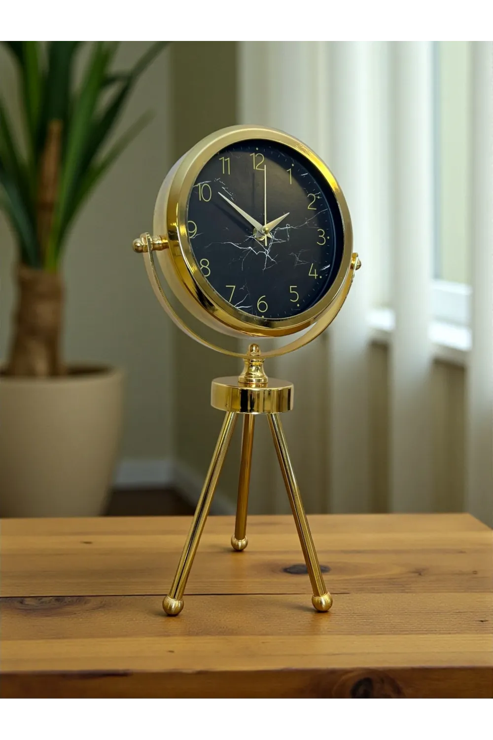 Gold & Black Uyumlu Şık Üç Ayaklı Metal Masa Saati