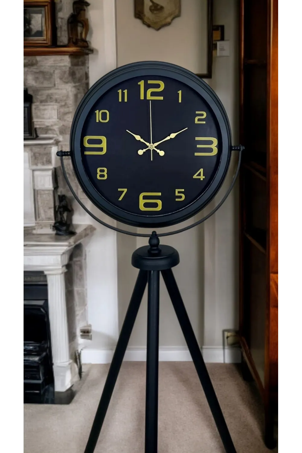 Gold Rakamlı Siyah Tripod Ayaklı Saat