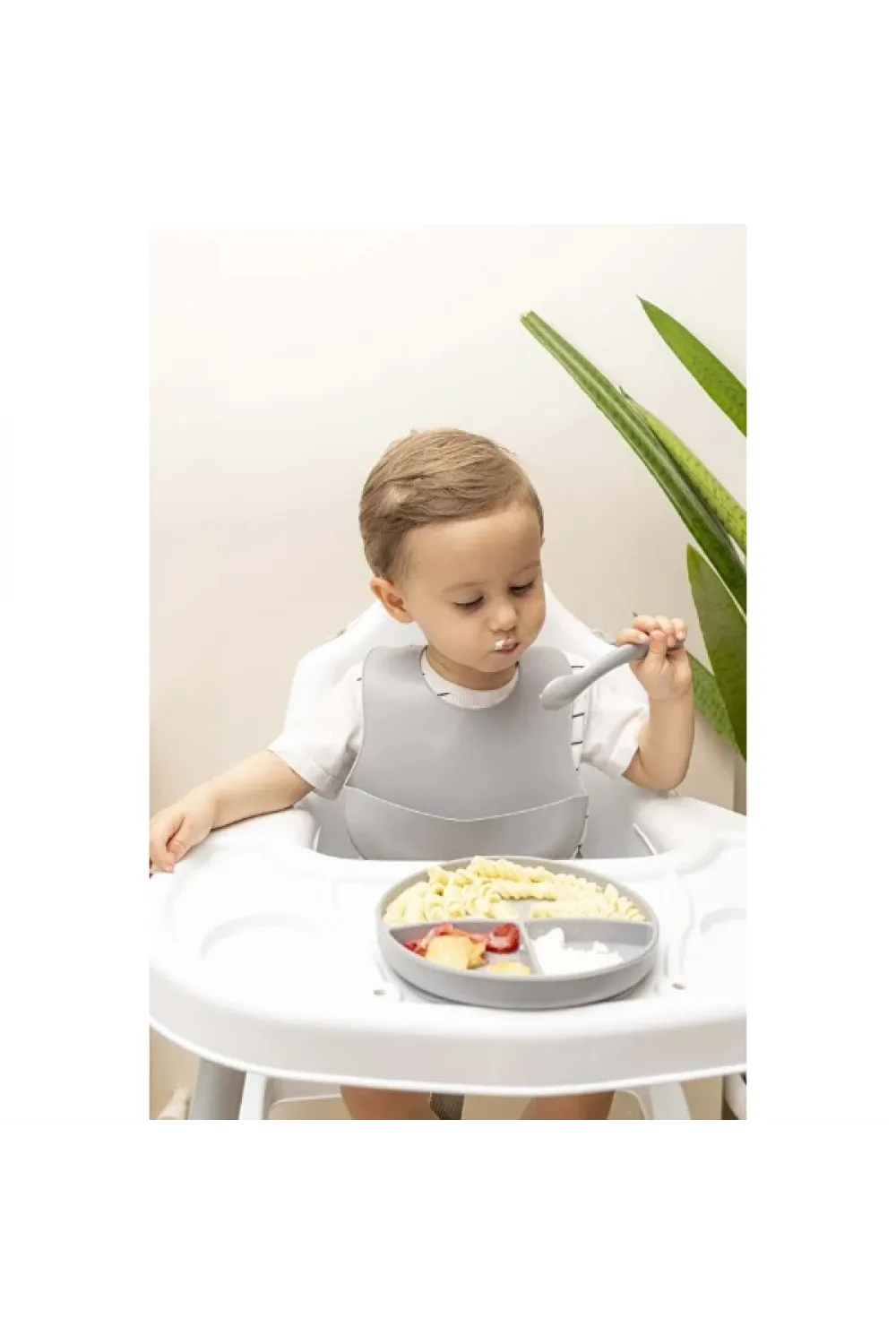 Gri 3’lü Silikon Yemek Seti – Önlük + Diş Kaşıyıcılı Kaşık + Vakumlu Tabak