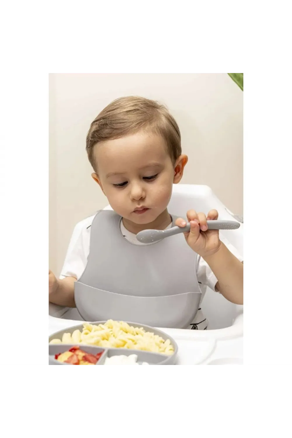 Gri 3’lü Silikon Yemek Seti – Önlük + Diş Kaşıyıcılı Kaşık + Vakumlu Tabak