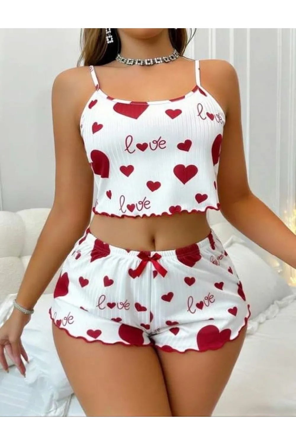 Beyaz Üstüne Kırmızı Kalp Desenli Askılı Şortlu Pijama Takımı