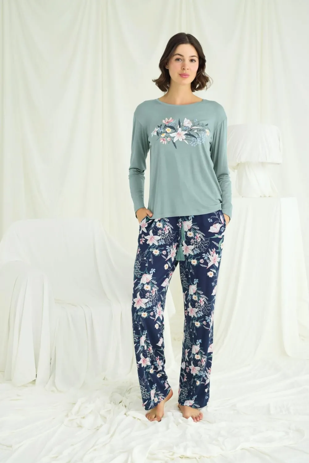 Çiçek ve Yaprak Desenli Baskılı Pijama Takımı