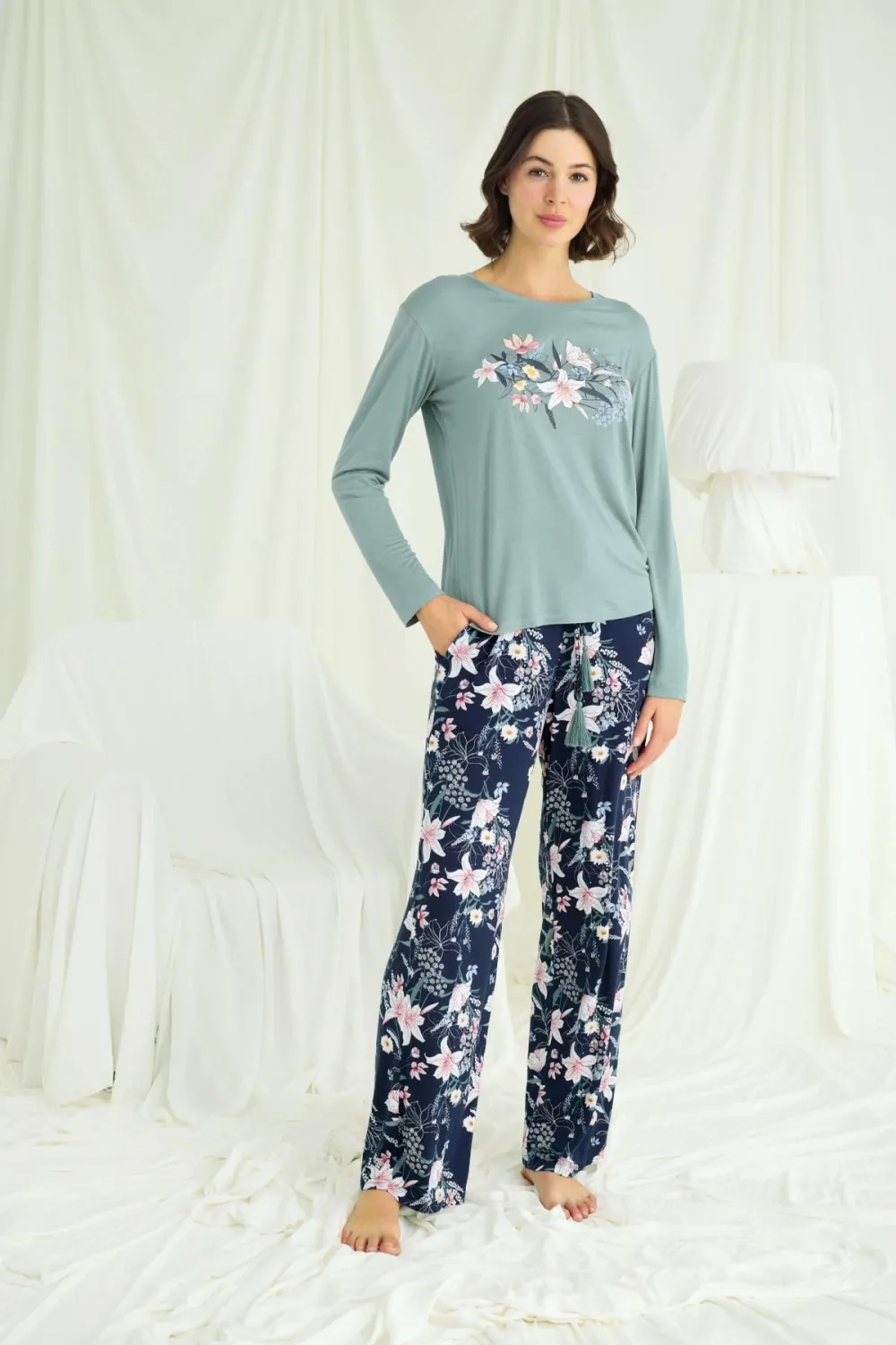 Çiçek ve Yaprak Desenli Baskılı Pijama Takımı
