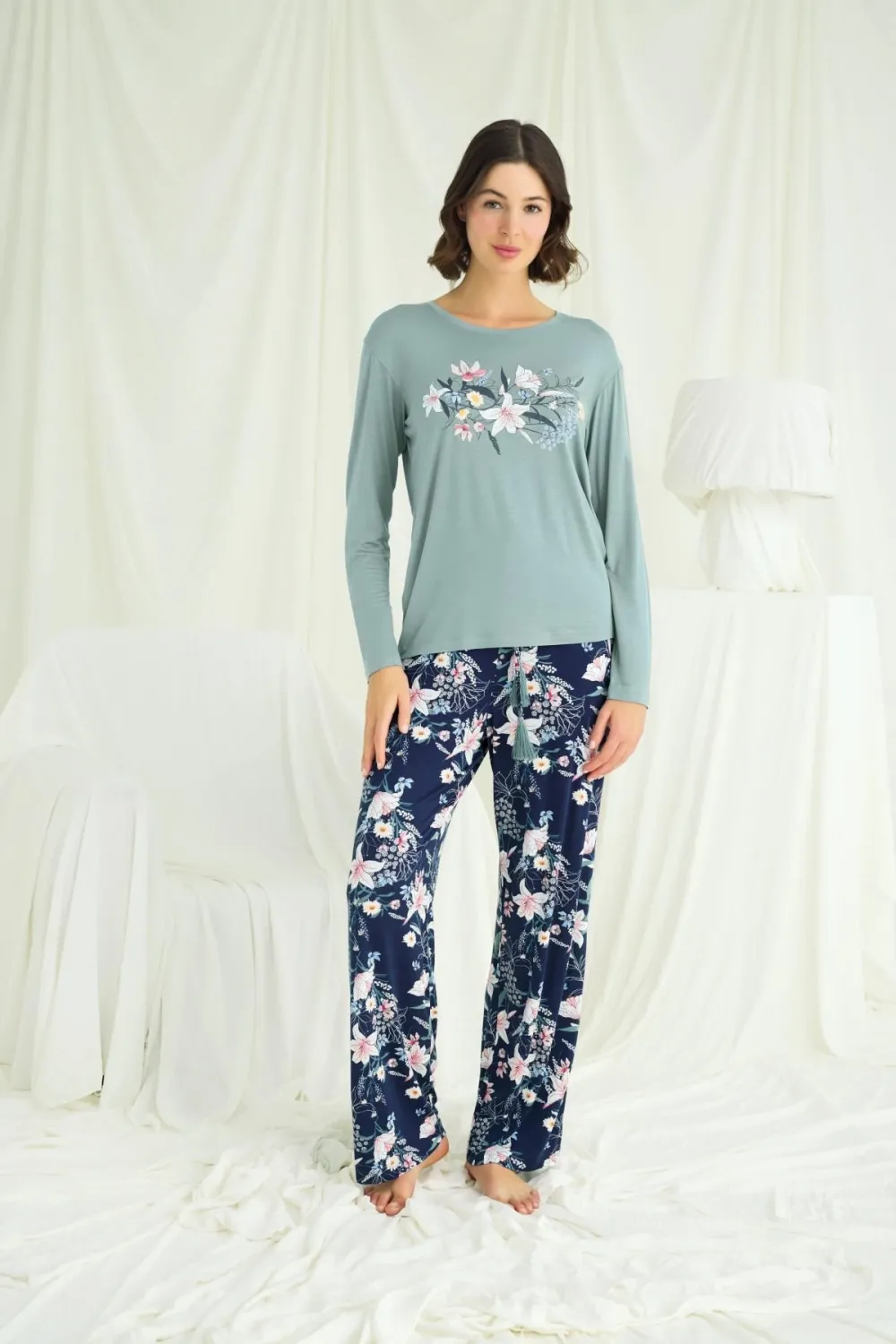 Çiçek ve Yaprak Desenli Baskılı Pijama Takımı