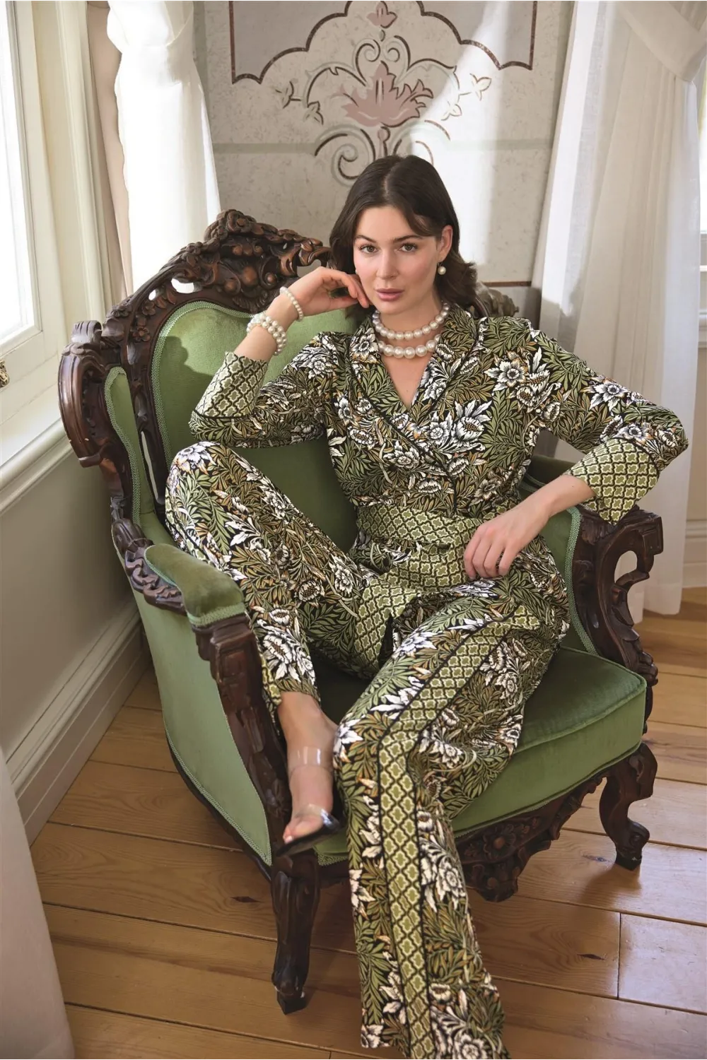 Çiçek Yaprak ve Etnik Desenli Pijama Takımı