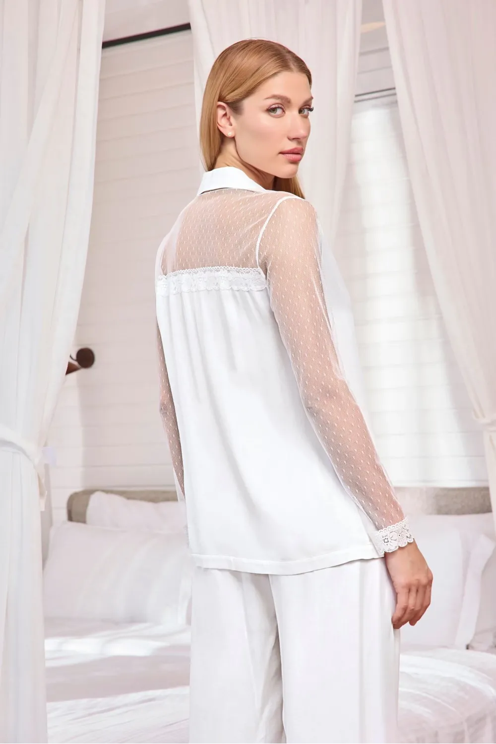 Dantelli ve Tüllü Uzun Kollu Önü Düğmeli Saten Pijama Takımı