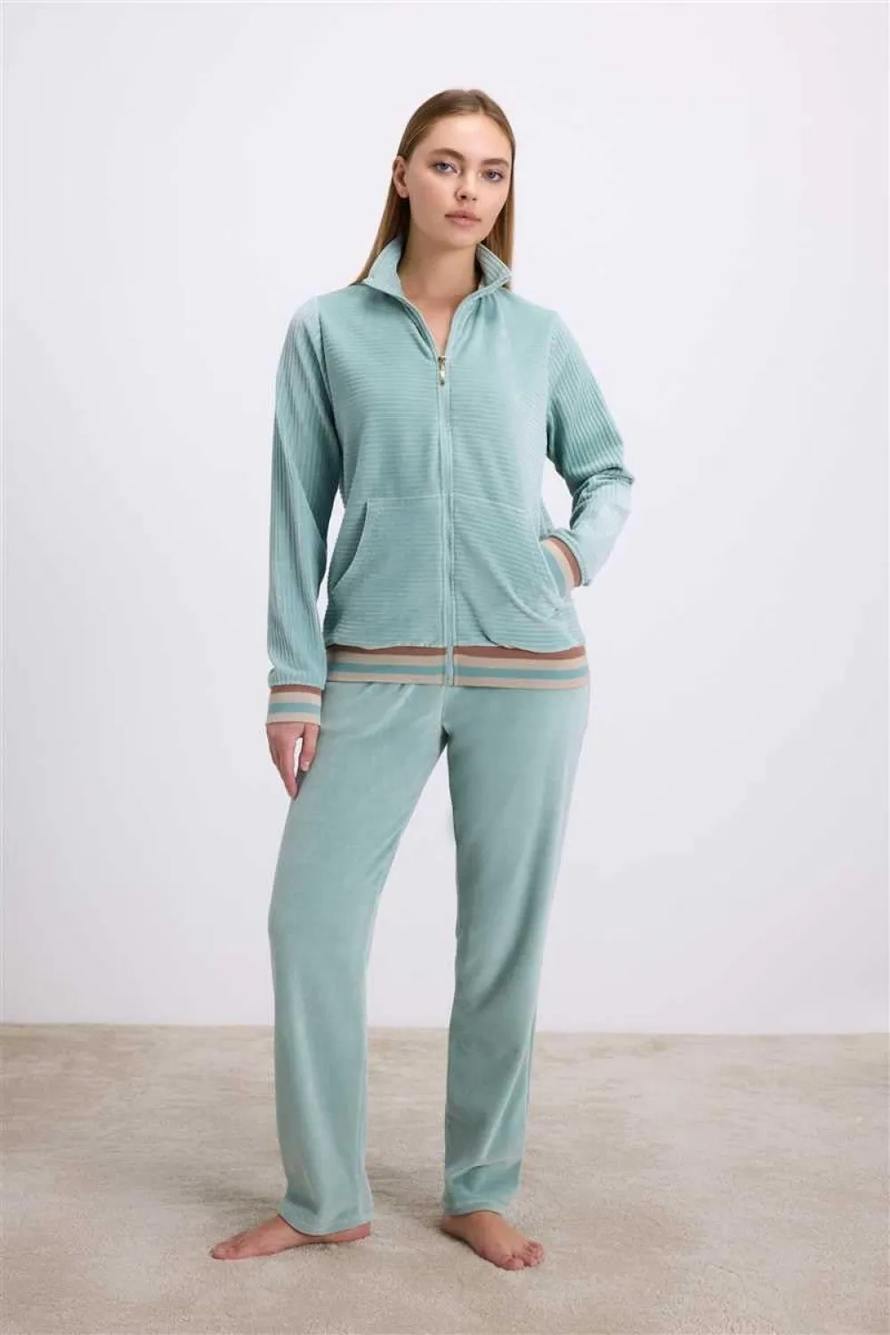 Kadife Dokulu Uzun Kollu Sweatshirt ve Pantolon Takımı